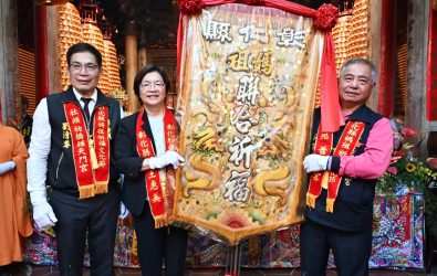 「2025彰化縣媽祖祈福文化節」在社頭枋橋頭天門宮舉行聯合祈福典禮，經擲筊決定，由芳苑普天宮獲得2個聖杯，接任2026年度爐主宮廟。（縣政府提供）