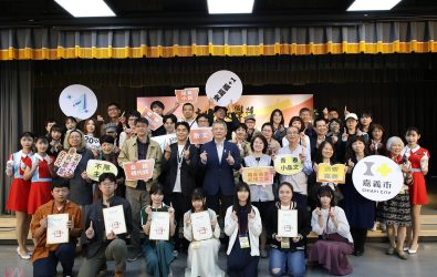 嘉義市政府舉行「第16屆桃城文學獎頒獎典禮」，副市長林瑞彥代表黃敏惠市長頒發出總金額高達新台幣70萬元的獎金、獎座，共同見證得獎者的榮耀時刻。（圖/嘉義市政府提供）