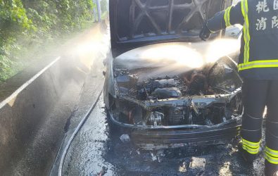 1141123-221國1北向楊梅段自小客車起火燃燒 幸無人傷亡。
