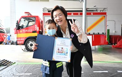 為了替4歲白血病病童榤寶圓夢，彰化縣政府在鹿鳴消防分隊舉辦圓夢活動，讓榤寶體驗搭乘警車與消防車的樂趣。（縣府提提供）