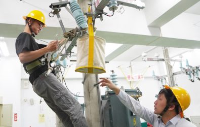 大葉大學電機系設置室內配線乙級訓練場，透過實作課程協助學生在畢業前取得專業證照，提升就業即戰力。（大葉大學提供）