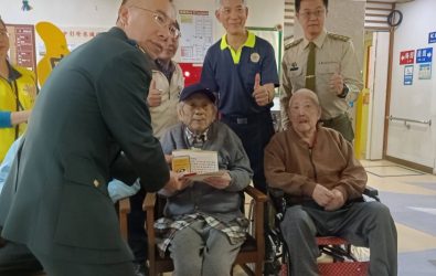 為紀念抗戰勝利八十週年，中彰榮家今攜手彰化後備指揮部，頒授紀念獎章表揚抗戰榮民英雄。（中彰榮家提供）