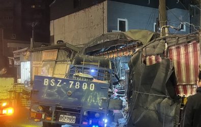 1141125-221清晨車禍波及民宅五間　警方積極釐清肇事原因。