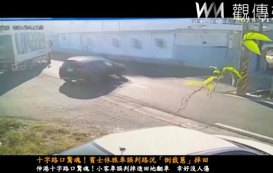 伸港什股路十字路口發生翻車事件，賓士休旅車左轉失誤「倒栽蔥」掉田，駕駛幸好安然。（民眾提供）