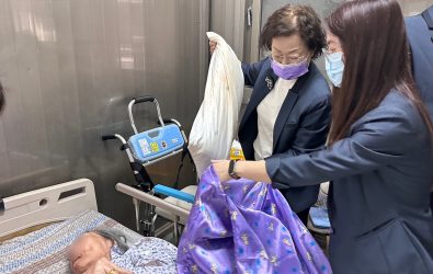 11月，創世基金會迎來39歲生日，義工特別製作「暖心禮包」，親送到植物人家庭，傳遞社會關懷與溫暖。（創世基金會提供）