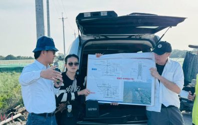 立委劉建國要求四河分署督促廠商提前配置機具與人力，優先完成丁壩、護岸等關鍵結構，確保在雨季前堤防具備完整防禦能力。（圖／記者蘇榮泉攝）