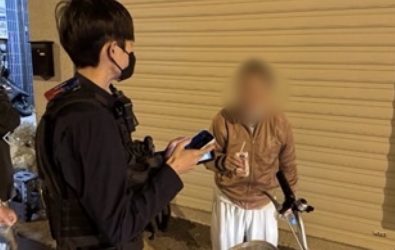 鹿港81歲老翁24日騎單車出門領普發金，迷路至彰化市，傍晚體力透支倒在路旁，經警方緊急協助後平安返家。（警方提供）