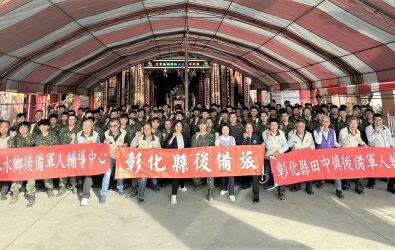 彰化縣長王惠美到教育召集駐點，勉勵後備弟兄投入全民國防訓練。（縣政府提供）