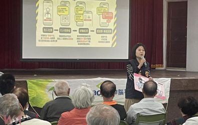 「遠離詐騙 健康樂活」講座，吸引上百位長輩踴躍參與。（圖／記者蘇榮泉翻攝）