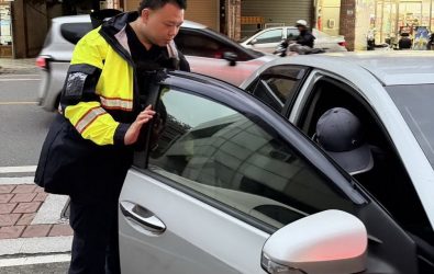 1141127-211 88歲老翁電動車沒電又迷路　大園分局觀音所員警細心查找住址助返家