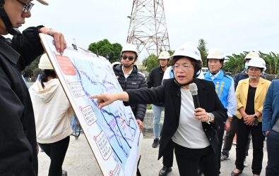 尾清水溪正義橋上游道路遭七月豪雨沖毀塌陷，縣府投入3,842萬元復建，縣長王惠美前往關心工程進度。（縣政府提供）
