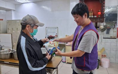 人安基金會彰化平安站感恩節前夕送暖，為寒士及弱勢家庭發放防寒衣物與暖暖包。（人安基金會提供）