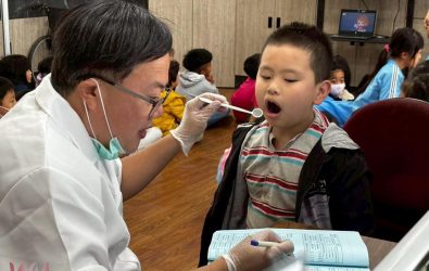 仔細的看、詳細的紀錄，楊曜聰院長看診的專業度完展現出。（圖／記者周厚賢攝）