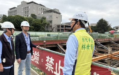 別再傳謠了！中友百貨彰化店正在施工，市長林世賢親到工地打臉不實消息，並對不實訊息保留法律追訴權。（彰化市公所提供）