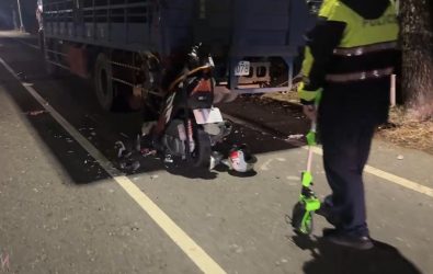 一輛普通重型機車不明原因自撞違停於路旁的大貨車，騎士廖姓男子受困車底、傷勢嚴重，經送醫仍宣告不治。（圖／記者蘇榮泉翻攝）