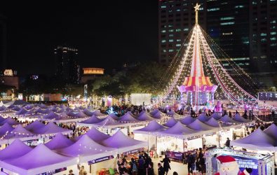 今年市集除「節慶美食」、「特色伴手禮」和「生活文創」3大主題外，融合電競元素加入「電競攤位」，總計超過100間特色店家