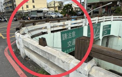 彰化市曉陽地下道今凌晨發生驚險事故，一輛大貨車撞斷上方護欄，護欄上木棍從天而降，木棍掉落機車道，所幸未砸到人。（警方提供）