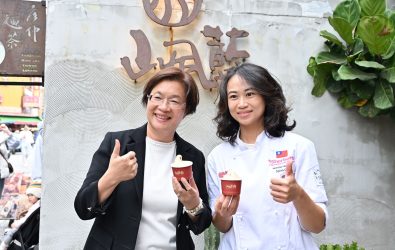 山風藍冰淇淋創辦人趙韻嵐，以鹿港蜂蜜與紅烏龍茶製作的「烏龍茶之光」，征服義大利評審，摘下世界冠軍，縣長王惠美特地前往向趙韻嵐祝賀。（縣政府提供）