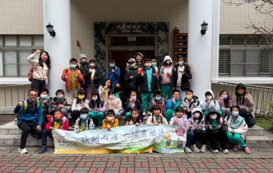 永靖鄉福德國小四、五年級師生赴八仙山，進行「小水滴的來電之旅」戶外教學，體驗森林生態與水力發電。（福德國小提供）