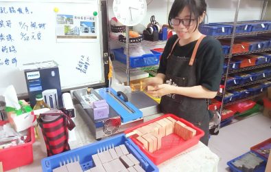 雷特氏症病友關懷協會推出的「福氣平安皂禮盒」，由病友家屬親手製作。（頂新和德文教基金會提供）