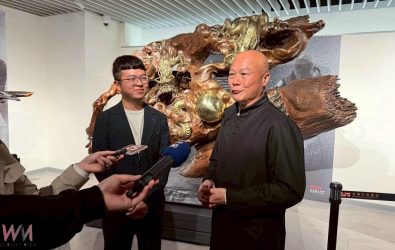 龍之傳承—官勝彬・官承泰父子木雕聯展，今（28）日上午於麥寮鄉社教園區生活美學館一樓藝享空間正式開幕。（圖／記者蘇榮泉攝）