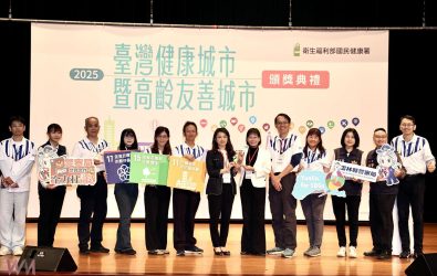 縣府參加衛生福利部國民健康署舉辦的「114年台灣健康城市暨高齡友善城市獎」再度蟬聯非六都縣市第一。今由副縣長謝淑亞代表縣府北上接受表揚。（雲林縣政府提供）