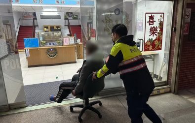 1141129-211迷失在中豐路的午後　暖警攙扶老翁走回家的方向。