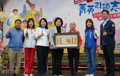 縣長張麗善由社會處長林文志、立委許宇甄等人陪同頒獎給616位獲獎志工，肯定他們長期投入社區、醫療、長照與公共服務等領域的付出。（圖／記者蘇榮泉攝）