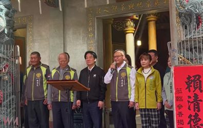 賴清德總統今抵達雲林褒忠「聚保宮」參香祈福，親贈匾額「慈雲吐澤」，祈願台灣國泰民安、風調雨順。（圖／記者蘇榮泉翻攝）