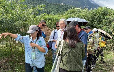 圖一、企業同仁與媒體於砂卡礑自然農莊體驗馬告食農教育，對原民香料文化留下深刻印象。 (2)