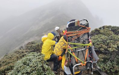 運用高山救援擔架擔架行經陡峭地形-2_0