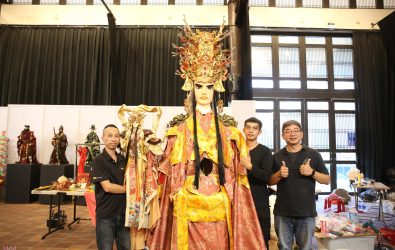 三公尺高的王孫大使，左為副團長王文志，右為團長為嚴仁鴻，中為竹將坊林裕棠。(圖／記者邱嘉琪攝)