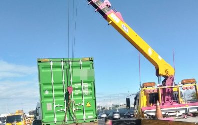 1141201-211國道爆胎危機 半聯結車右前輪爆炸撞護欄交通一度受阻。