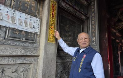新港奉天宮董事長何達煌貼上「阿里山神旅行」香條，為活動拉開序幕。(圖／記者邱嘉琪攝)