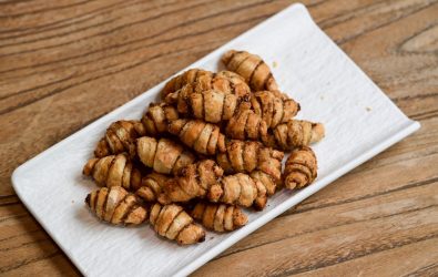 山孩SUAAN─使用蕉皮粉製作的「烤蕉可頌迷你酥」。(圖片由巢墩諸米提供)_0