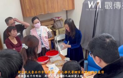 移民署彰化縣服務站今日辦理家庭教育課程，新住民夫妻在講師范氏伶帶領下共同製作「幸福對杯」，小小杯子盛滿滿滿的甜蜜。（彰化縣服務站提供）