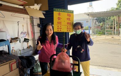 彰化縣議員賴清美探望伸港鹹粥阿嬤，阿嬤也準備烘爐和豬腳麵線要幫孫子「過運」。（縣議員賴清美提供）