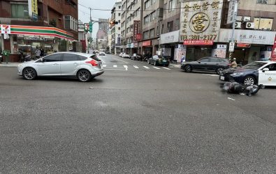 1141205-211桃園大興西路車禍　自小客闖紅燈撞倒女騎士