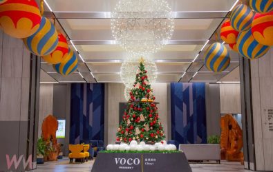 圖二、酒店大廳耶誕裝飾以voco三隻吉祥物為主軸，裝飾點心坊純手工製作，更結合嘉義元