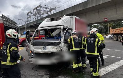 1141208-211左轉未禮讓疑肇因　砂石車撞小貨車釀 1 傷。