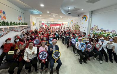 彰基得憶園、聊憶園舉辦「得憶同樂，感恩相守」餐會，邀衛生局與長輩家屬齊聚，一同回顧六年陪伴成果。（彰化基督教醫院提供）