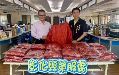 彰化榮服處向清寒、獨居及家庭支持力薄弱的年長榮民(眷)發放寒冬保暖外套，讓寒冬溫暖實際送入每戶需要關懷的家庭。（彰化榮服處提供）