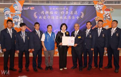 縣長張麗善親自頒贈感謝狀，向長期投入社會關懷的單位與個人致上最深謝意。（圖／記者蘇榮泉攝）