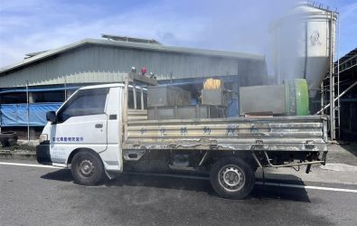 時值冬季禽流感好發季節，為降低疫情風險，彰化縣府動物防疫所防疫消毒車加強養畜禽場密集區加強消毒。（彰化縣府提供）