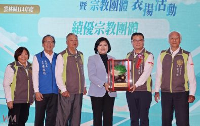 縣長張麗善率領縣府民政處長蕭德恕親臨授獎予14間地方績優宗教團體。（圖／記者蘇榮泉攝）