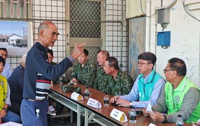 彰化縣溪州鄉大庄村4日遭155公厘榴彈誤擊，造成3戶民宅受損、幸無人傷亡，國防部派員在溪州覆靈宮召開事件說明會。（記者陳雅芳攝）