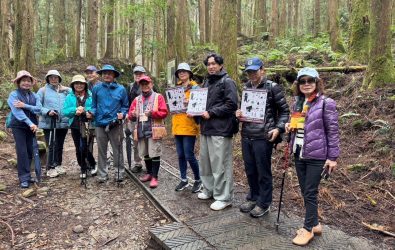 阿里山鄉前鄉長陳明利長老，偕同向特富野古道遊客宣導人熊相遇因應方式