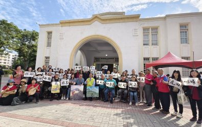 近百位藝術家12日來到彰化藝術館，現場揮毫、贈字畫，用藝術展現對市長林世賢的支持，也希望彰化未來更有文化美感。（記者陳雅芳攝）