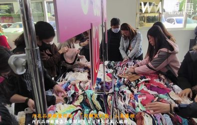 內衣品牌年度廠慶開跑，婆婆媽媽及民眾湧入現場大補貨，首日湧入近萬名省錢一姐瘋狂選購。（記者陳雅芳攝）