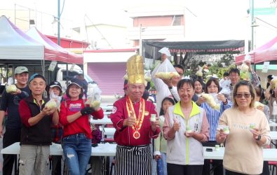 推廣國產當季蔬果，農糧署中區分署舉辦「國產蔬果多元行銷活動」，邀請名廚現場示範料理，帶民眾認識甘藍等冬季盛產蔬果。（記者陳雅芳攝）